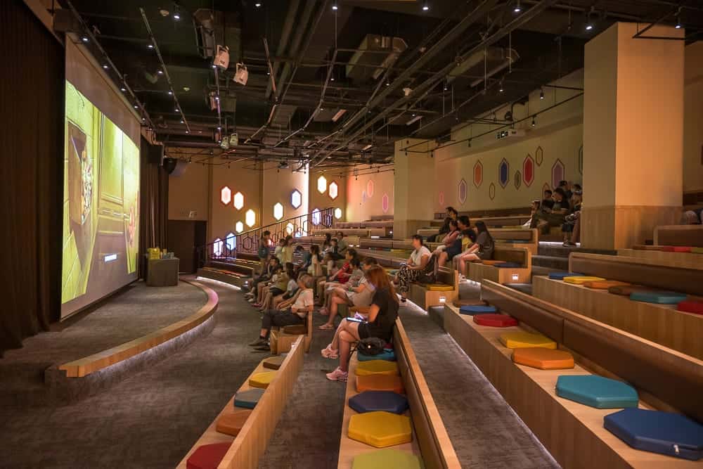 花蓮瑞穗天合國際觀光酒店完整攻略|溫泉房型、親子設施與餐飲全解析 9 花蓮瑞穗天合國際酒店|室內,座位,螢幕,觀眾,階梯,燈光,特效燈,牆壁彩繪。