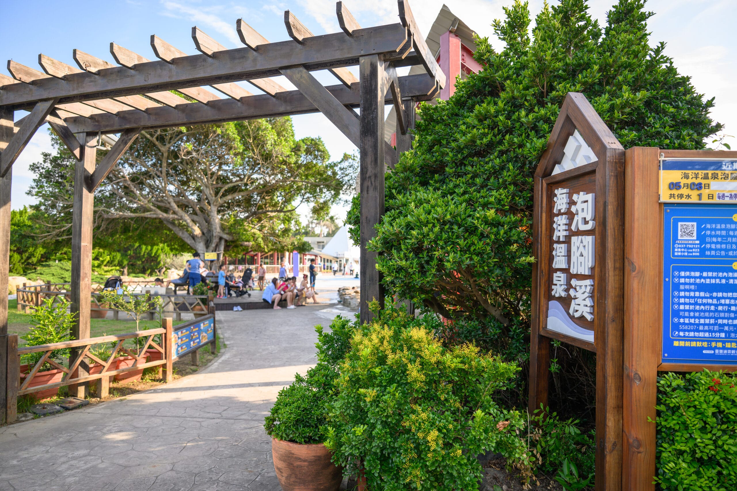 苗栗【台鹽通霄觀光園區】免門票海洋溫泉泡腳+親子戲水,夏天玩水好去處 4 台鹽通霄觀光園區海洋溫泉泡腳溪入口造景
