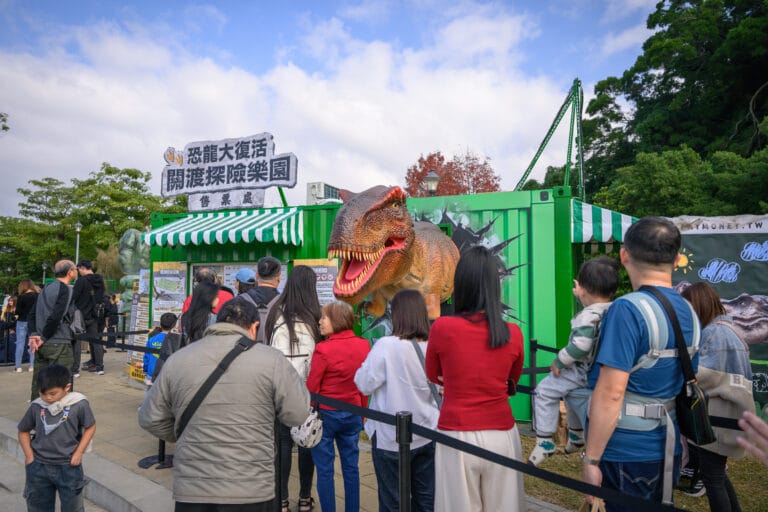 恐龍大復活關渡探險樂園入口招牌 + 巨型 T-Rex + 現場排隊人潮