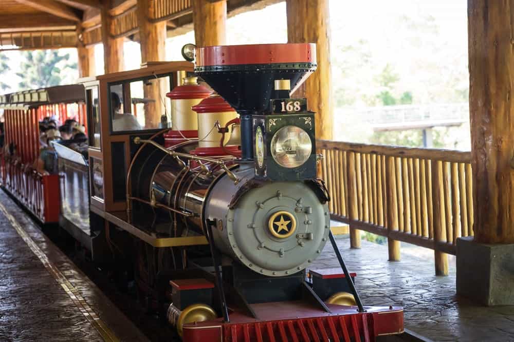 桃園六福村墓碑鎮｜火車、旅客、月台、木造建築、欄杆、石地板。