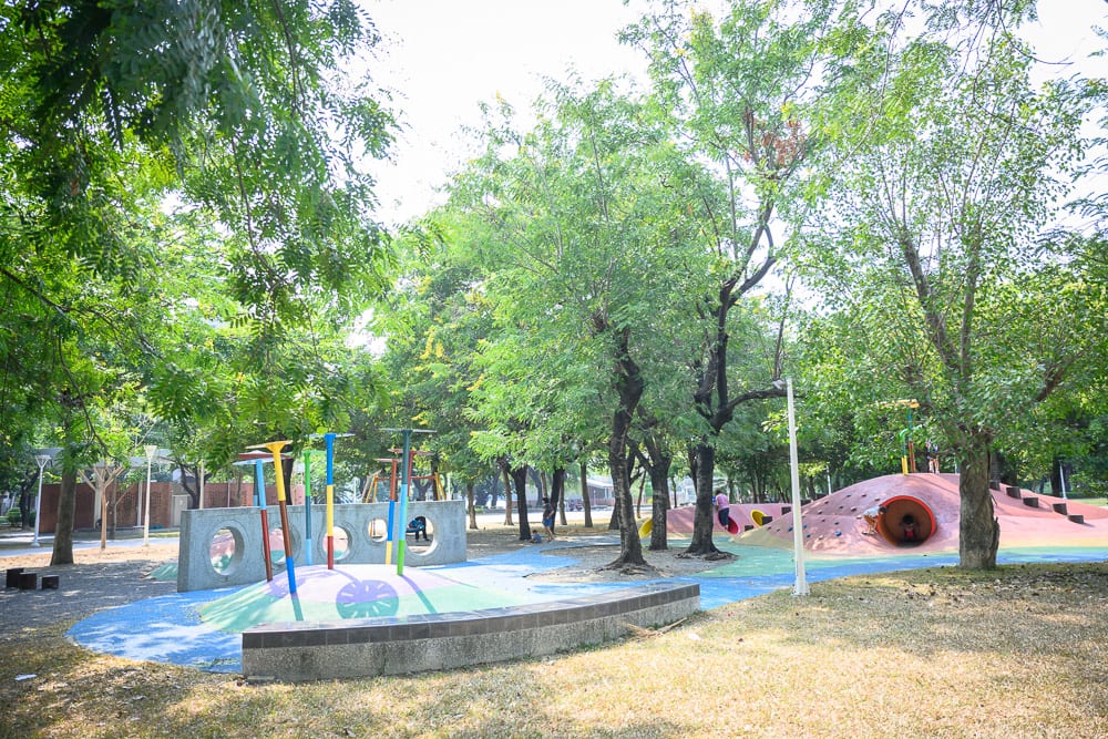 高雄公園景點懶人包|11個親子免費景點推薦 4 高雄蓮池潭兒童公園