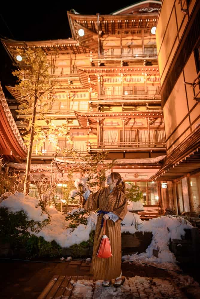 金具屋夜間點燈與身穿浴衣的女生剪影