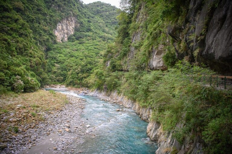 砂卡礑溪清澈湛藍溪水搭配大理岩斷崖
