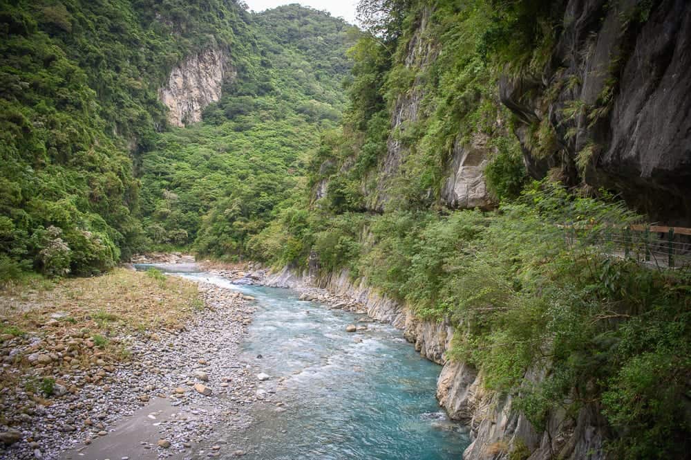 砂卡礑溪清澈湛藍溪水搭配大理岩斷崖