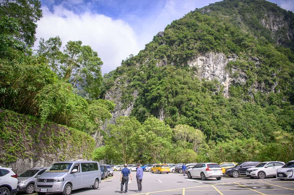 太魯閣砂卡礑步道入口停車場與山壁背景