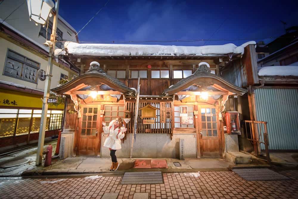 澀溫泉外湯公共浴場入口與旅客