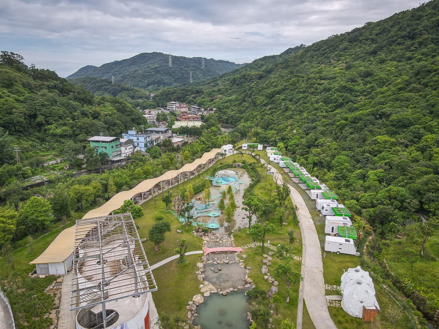 新北萬里【亮山川景觀休閒園區】鋼雕大師打造彩色步道+森林戲水池,寵物親子農場 7 亮山川景觀休閒園區 - 附近推薦景點 / 一日遊組合