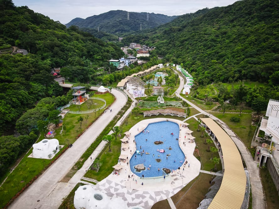 新北萬里【亮山川景觀休閒園區】鋼雕大師打造彩色步道+森林戲水池,寵物親子農場 4 亮山川景觀休閒園區 - 樂園位置 + 景點規模介紹