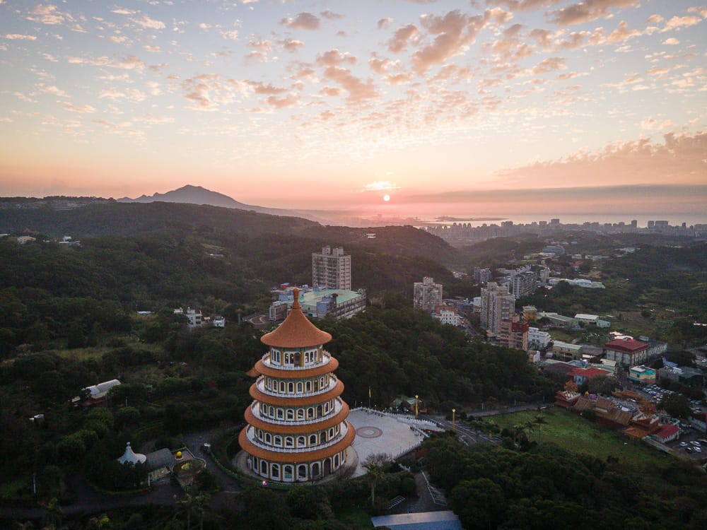 新北淡水無極天元宮|我們去過才知道,五層寶塔配夕陽山景,春天還有整片粉色櫻花林 3 淡水天元場景
