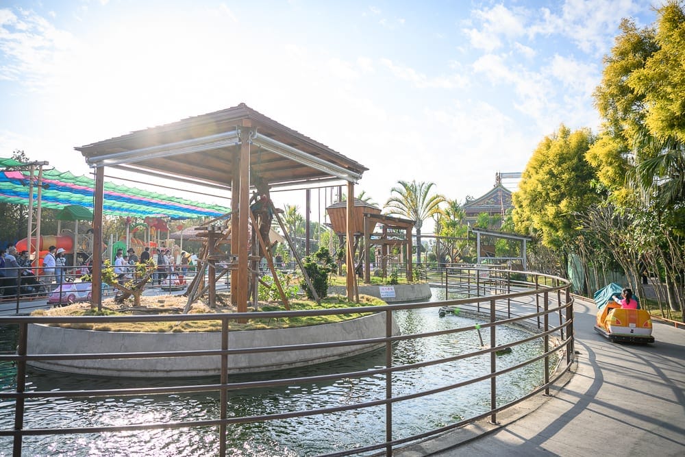三隻小豬觀光農場繞水景的小火車與遊樂設施