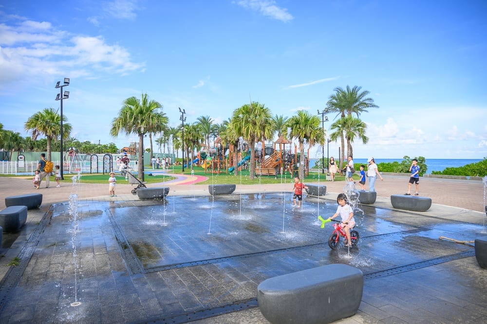 全台戲水景點懶人包|7 個親子玩水祕境(免費 splash pad 到飯店泳池) 2 花蓮太平洋公園 親水廣場 5-8 月暑期限定
