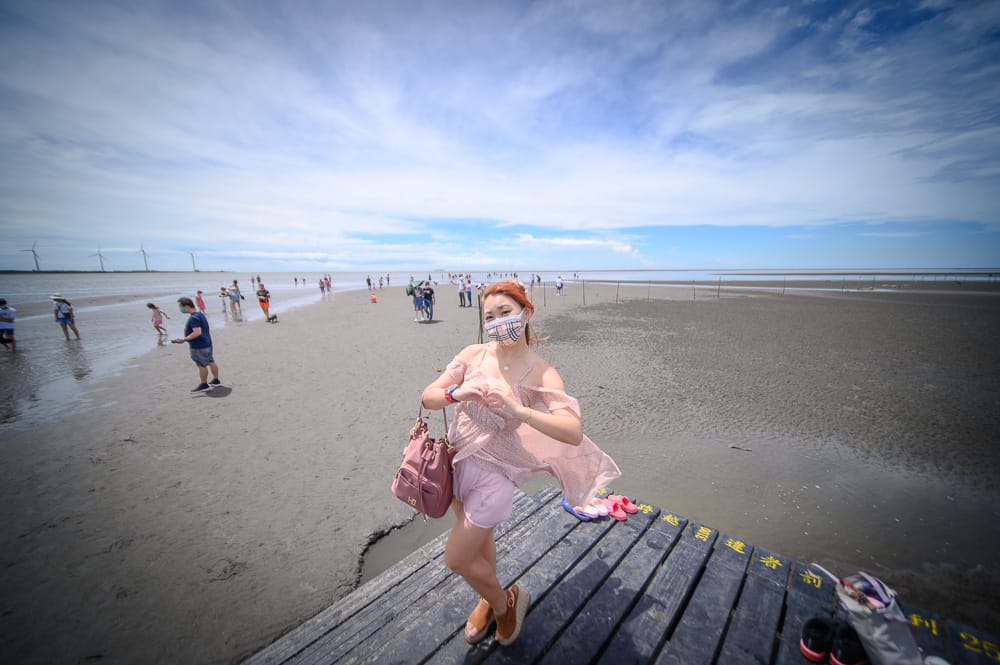 台中海邊景點懶人包|高美濕地夕陽×大安戲水,6大海岸打卡點 5 台中高美濕地木棧道夕陽風車與濕地水面