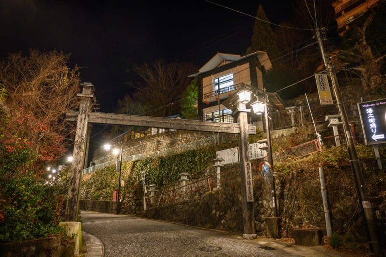日本下呂-下呂老街散冊｜石牆、階梯、木造建築、路燈、指示牌，夜晚，街道。