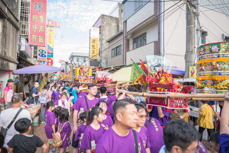 苗栗白沙屯拱天宮｜我們去過才知道，廟口市集藏著貨櫃咖啡廳，雞蛋糕造型超吸睛