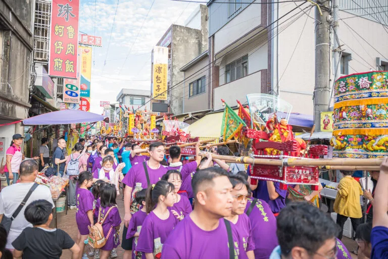 苗栗白沙屯拱天宮｜我們去過才知道，廟口市集藏著貨櫃咖啡廳，雞蛋糕造型超吸睛