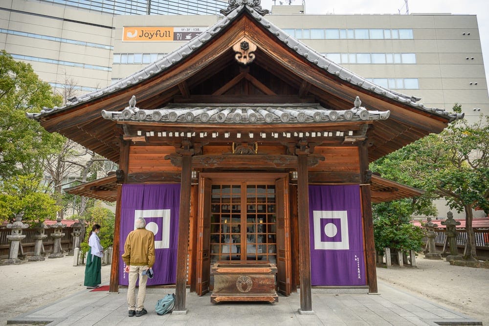 日本福岡-警固神社 紅色鳥居、紫色旗幟與石燈籠
