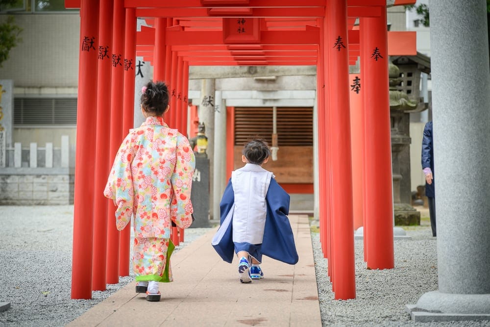 日本福岡-警固神社 石階前的傳統著裝身影