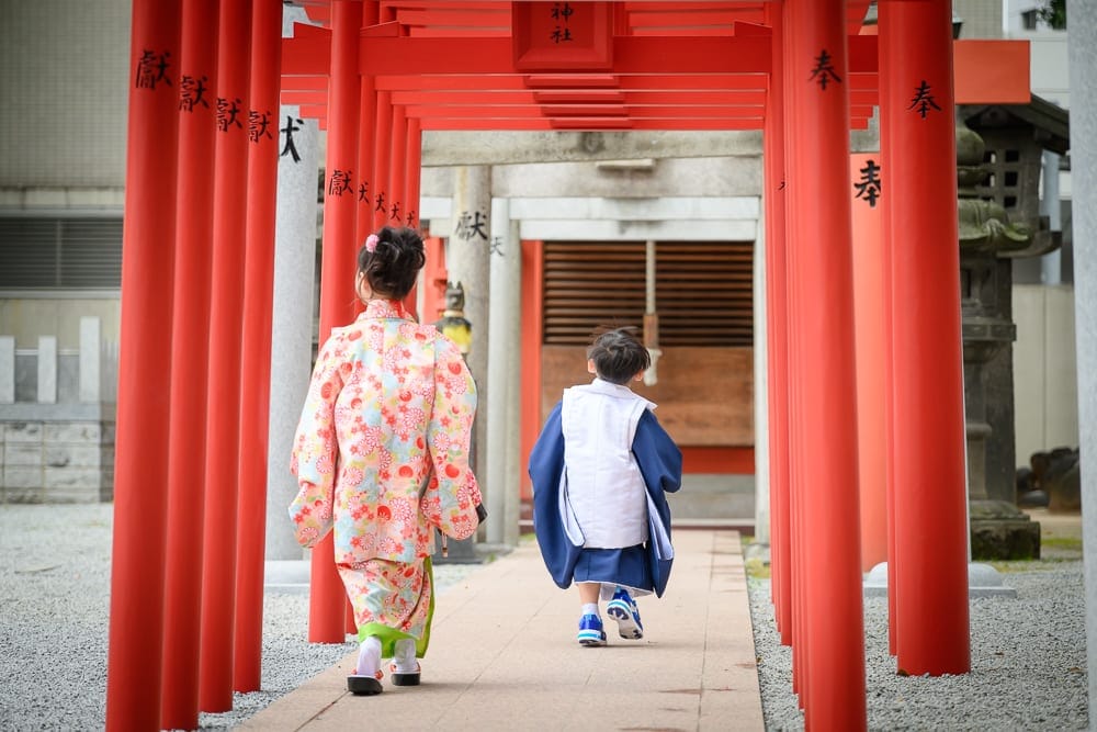 日本福岡-警固神社｜兩個小孩，日本服，紅色鳥居，石路，寺廟建築。