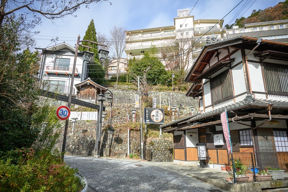日本下呂-下呂老街散冊 石牆小徑、木造建築與夜燈氛圍