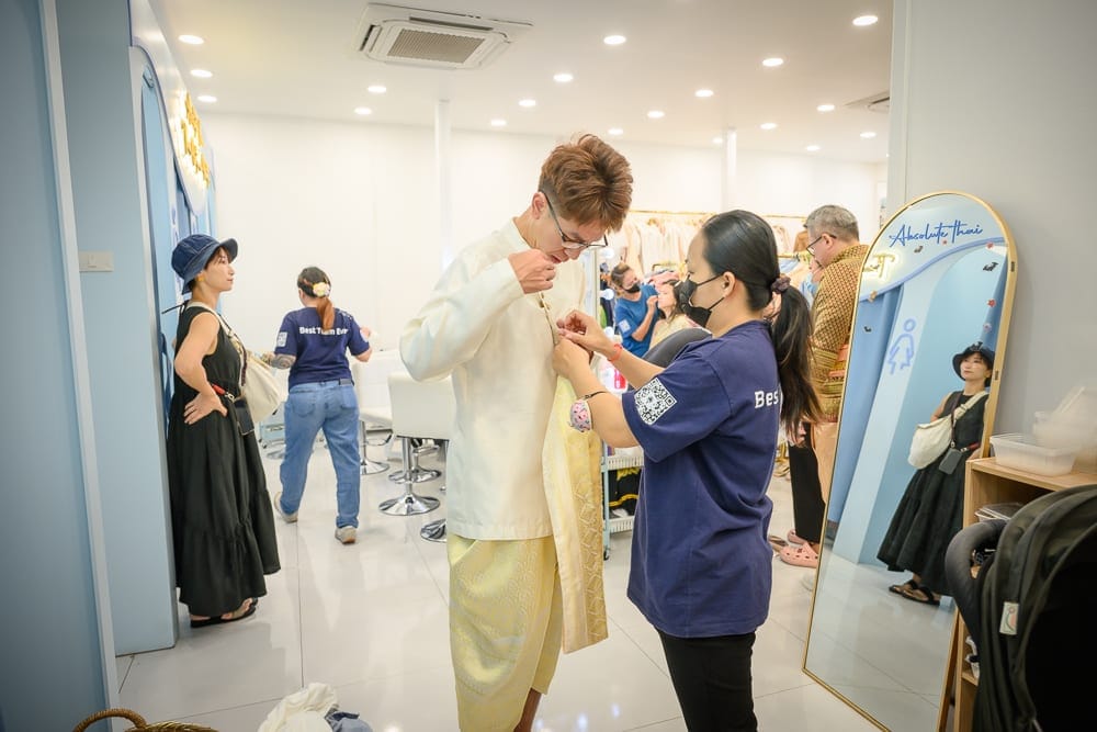 泰國曼谷鄭王廟泰服體驗完整攻略|彩瓷佛塔、換裝體驗與搭船遊河 4 泰國曼谷鄭王廟泰服體驗 試衣間流程、服裝款式與拍照重點