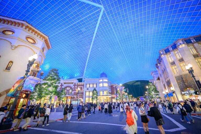 大阪日本環球影城馬力歐世界完整攻略|必玩設施與票券預約全解析 13 日本大阪-環球影城馬力歐|室內街道、建築、路燈、樹、行人。