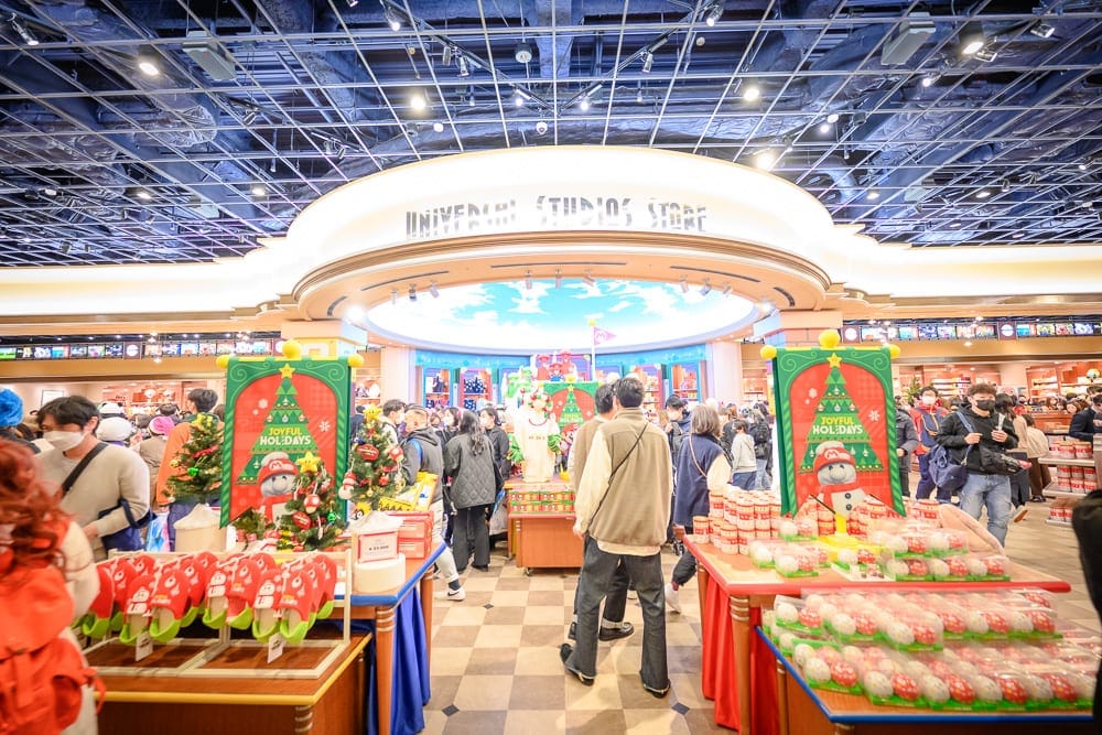 日本大阪-環球影城馬力歐｜室內，百貨公司，統一影城商店，聖誕節裝飾，貨架，顧客，雪人，聖誕樹。