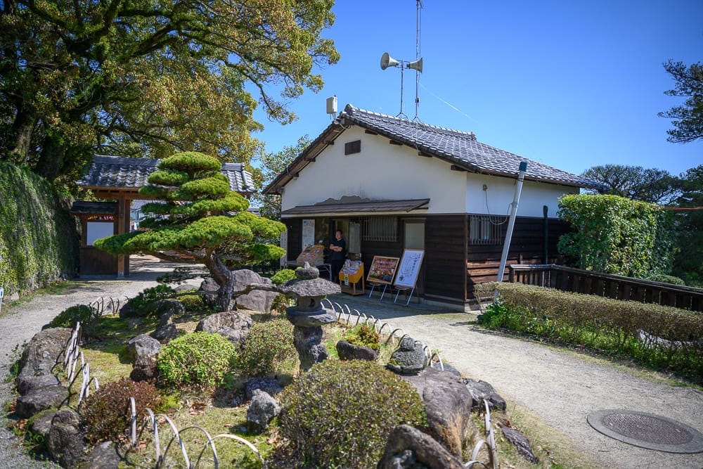 日本佐賀-小城公園櫻花｜房屋、庭院、石頭、植物、樹木、道路、圍欄、棚架。