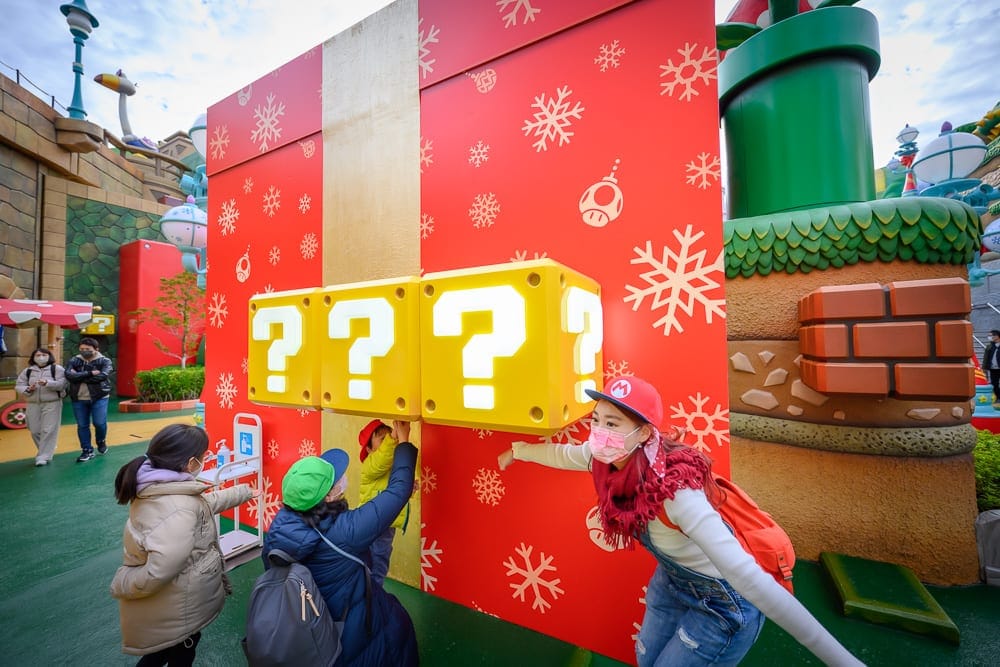 日本大阪-環球影城馬力歐｜遊樂園、雪花、紅色牆壁、問號塊、綠色柱子、磚塊、人物。