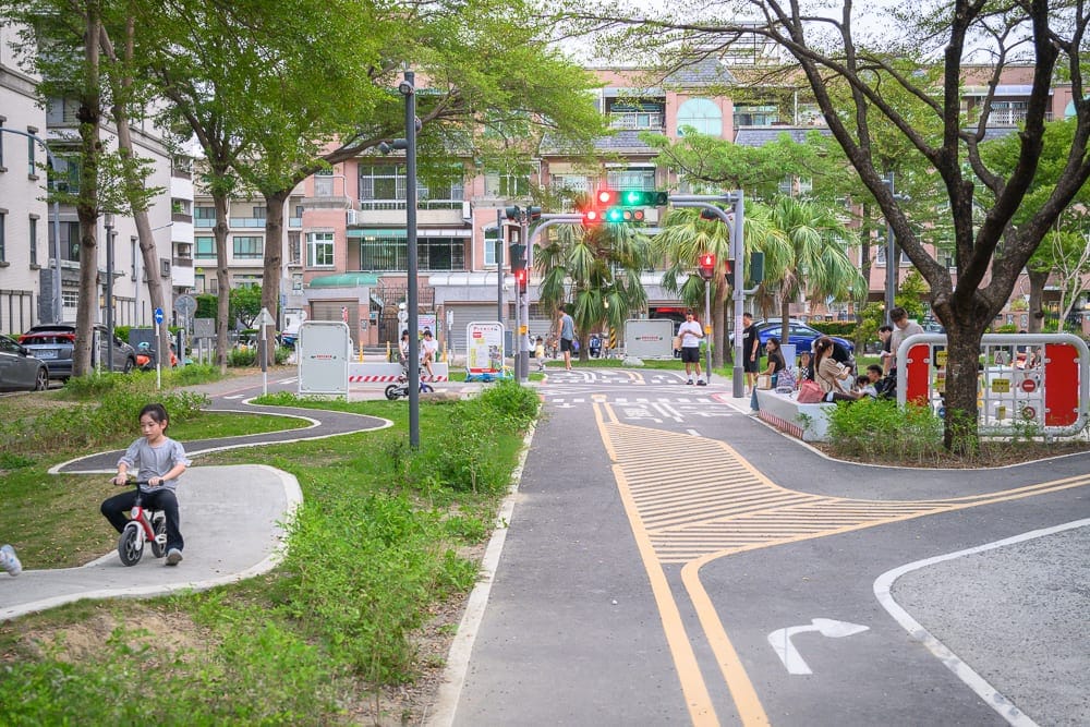 台南公園景點懶人包|3個親子免費景點推薦 2 台南光賢交通公園