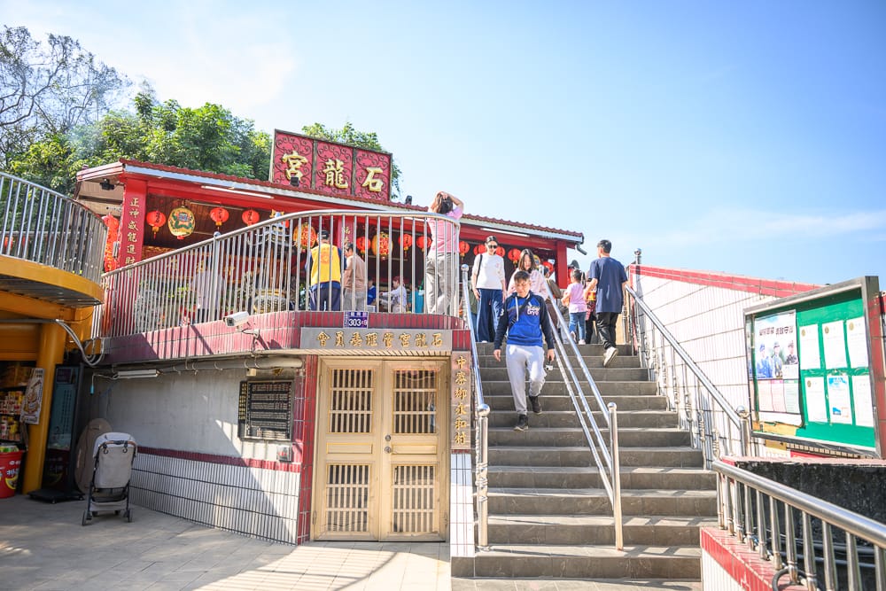 南投中寮石龍宮｜我們去過才知道，山坡廟埕藏著市集攤販與熱水泡麵站