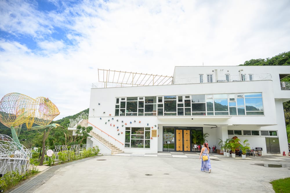 新北萬里【亮山川景觀休閒園區】鋼雕大師打造彩色步道+森林戲水池,寵物親子農場 3 亮山川景觀休閒園區場景