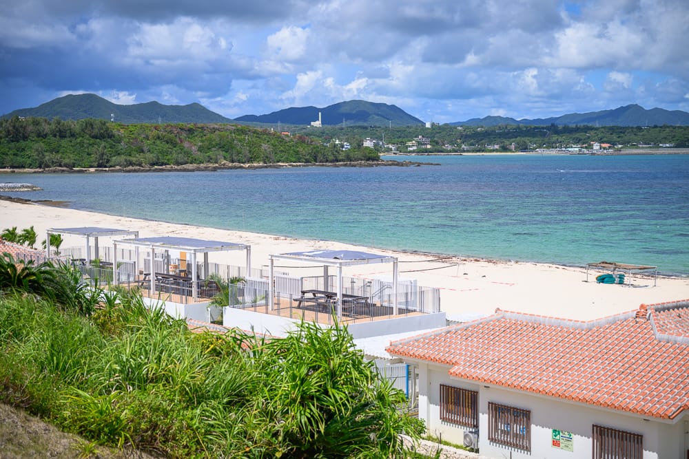 沖繩金武町KIN Sunrise Beach碧藍海灘與遮陽棚