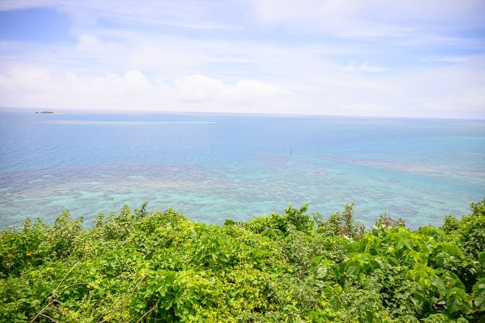 沖繩南城市知念岬公園俯瞰清澈珊瑚礁淺灘海景