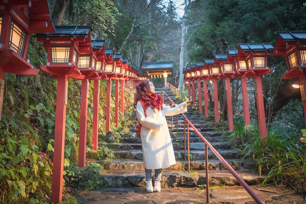 日本京都貴船神社 燈籠石階最上鏡的角度與穿搭