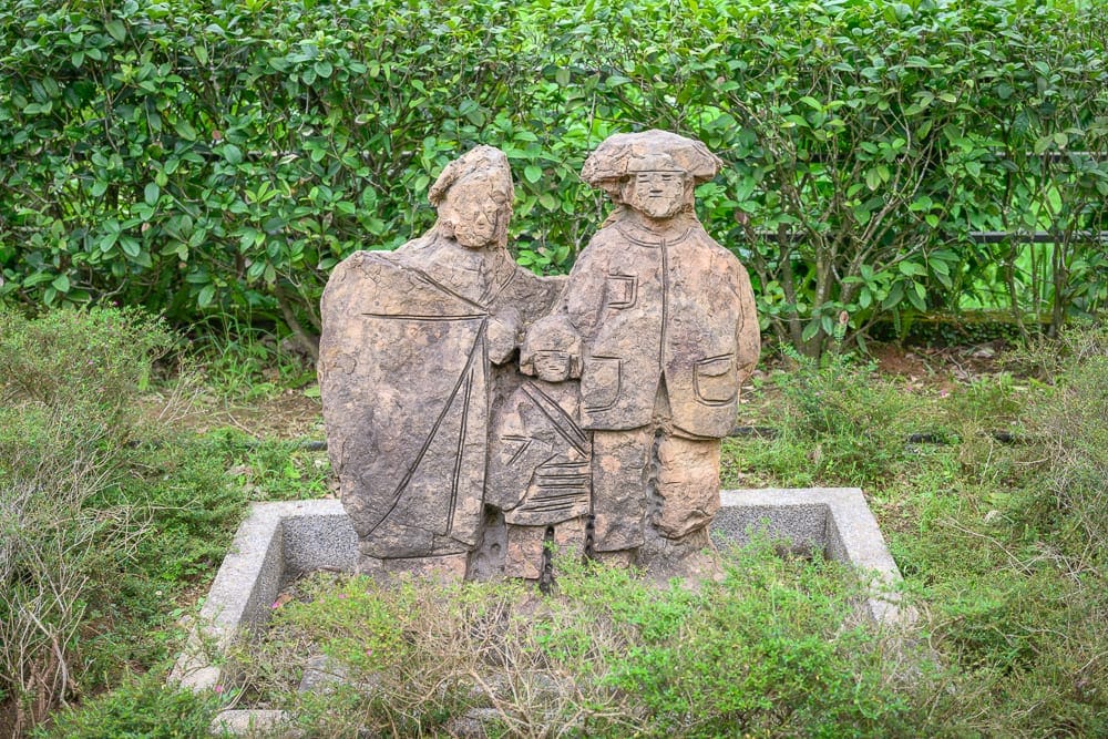 新北朱銘美術館完整攻略|戶外雕塑園區與室內展廳玩法解析 9 新北朱銘美術館|石雕,人物,庭院,綠植,石臺,石基,草叢。