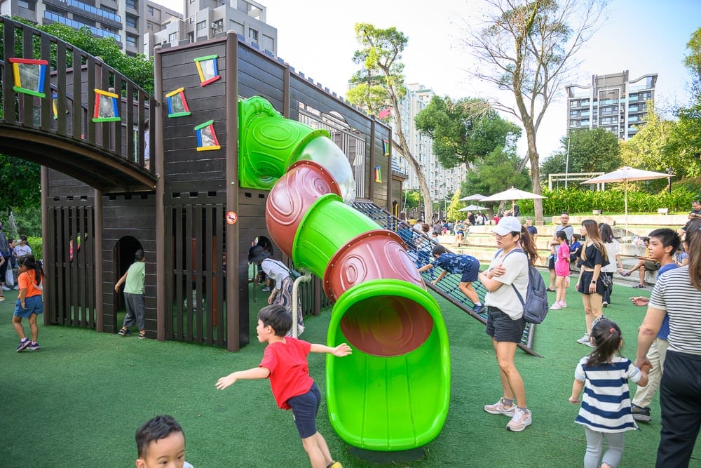 桃園大有梯田生態公園 滑梯沙池與草地跑跳空間