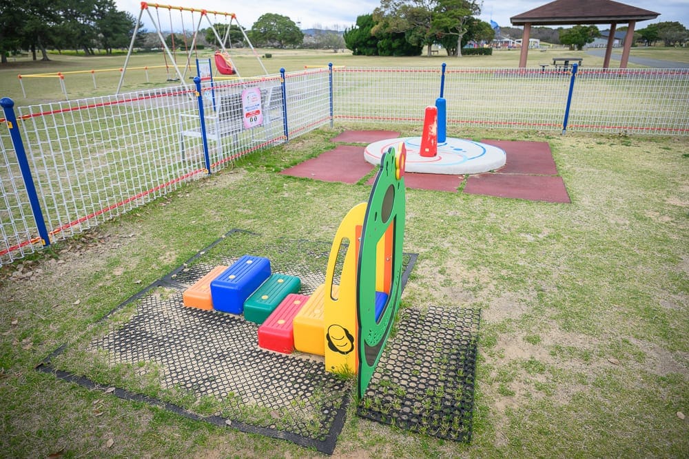 日本福岡-海中之道海濱公園｜遊樂場、圍欄、草地、遊樂設施、秋千、涼亭、兒童遊戲區。