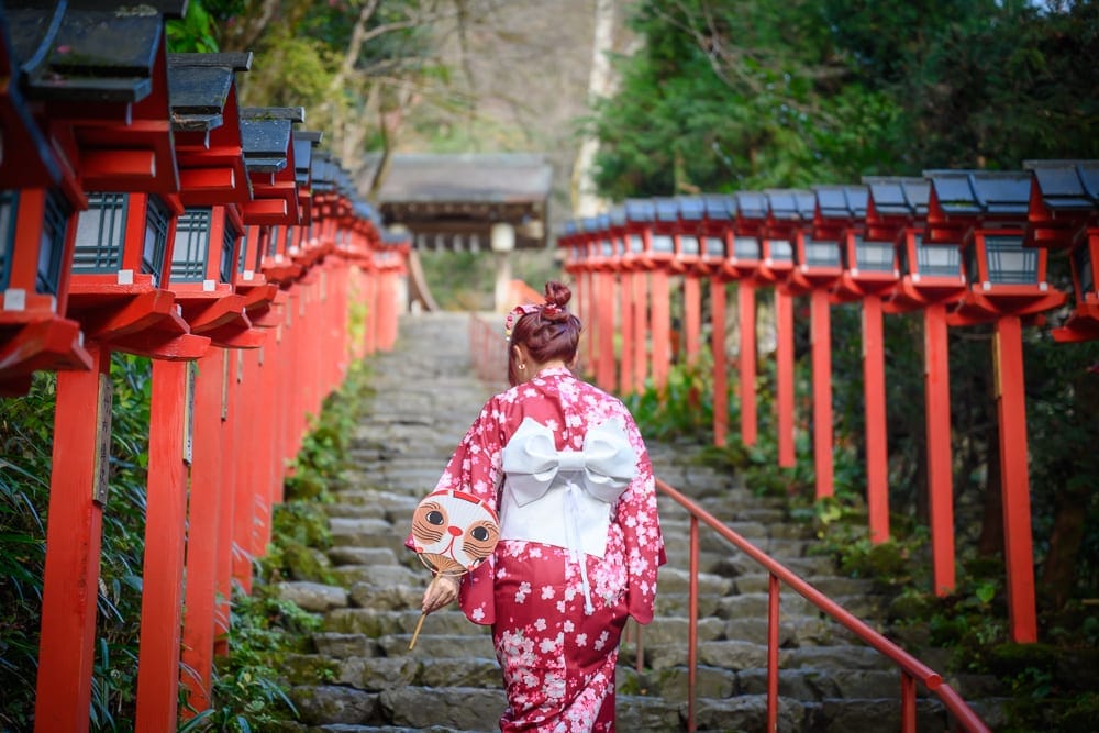 日本京都貴船神社 紅色燈籠石階與青苔石牆