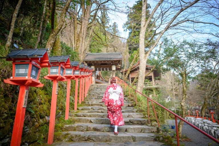 日本京都貴船神社｜石階、紅色欄杆、紅色燈籠、樹林、寺廟、穿和服女子。