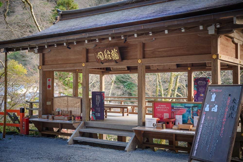日本京都貴船神社｜木造建築、屋頂、木製長椅，木制臺階，森林，樹，欄杆，宣傳廣告看板，紅色欄杆，木制屏風，木制桌子。
