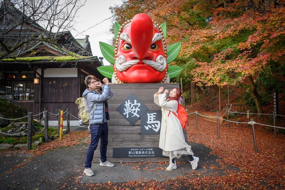 日本京都鞍馬寺修行之路 紅鳥居石階、燈籠與秋葉森林