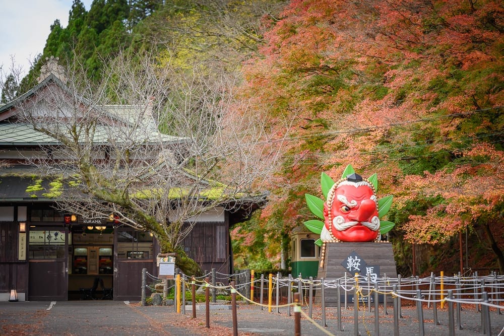日本京都鞍馬寺修行之路｜寺廟，雕像，樹，圍欄，建築，道路。