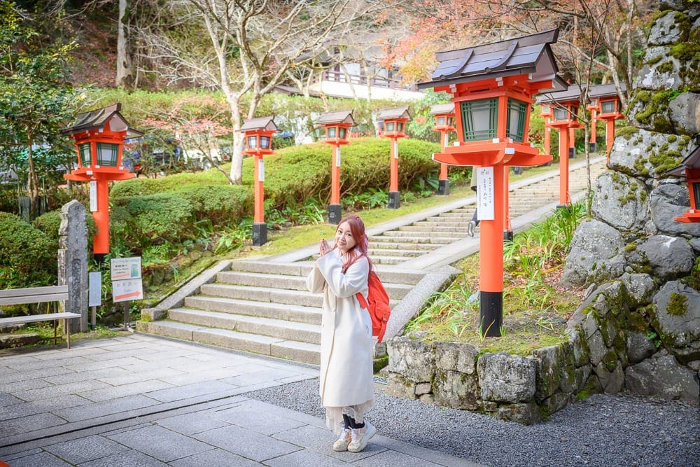 日本京都鞍馬寺修行之路｜石階、紅色燈籠、綠色植被、樹木，女子，石牆，寺廟。