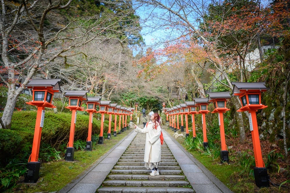 日本京都鞍馬寺修行之路｜石階，紅色鳥居，樹，草坪，石板路，長椅，人物，寺廟。