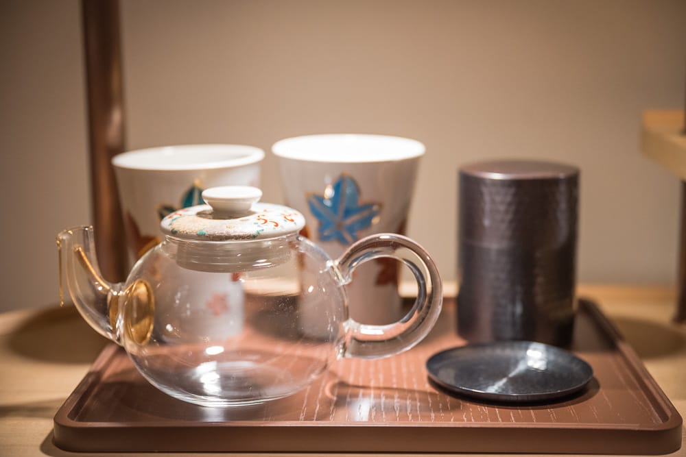 客房內附的玻璃茶壺與楓葉圖案茶杯