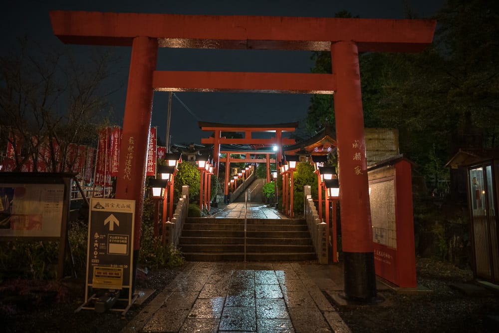 夜晚三光稻荷神社的紅色鳥居與石燈籠