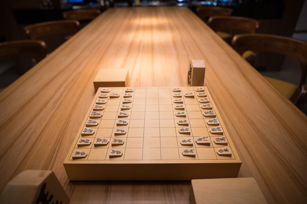 旅店交誼空間長桌上的日式將棋