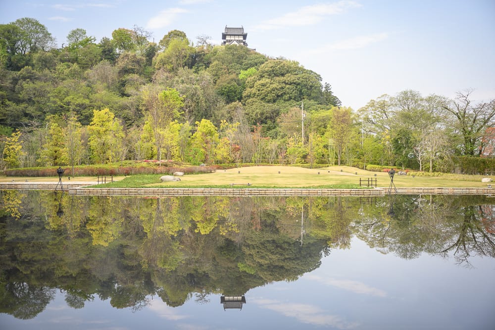從有樂苑庭園水池望向山丘上的國寶犬山城
