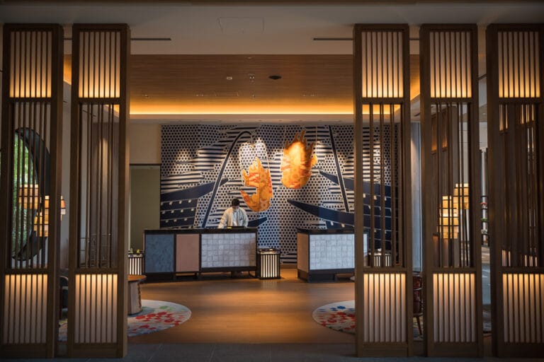 Hotel Indigo 犬山有樂苑大廳，木格柵屏風與鯉魚造型燈飾