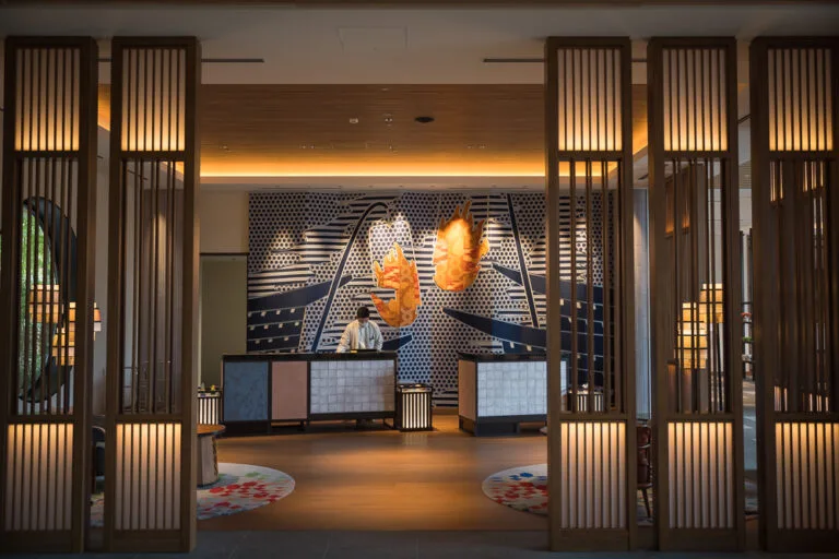 名古屋犬山 Hotel Indigo 有樂苑|住進國寶犬山城腳下,泡犬山溫泉、賞竹林庭園的設計旅店 3 Hotel Indigo 犬山有樂苑大廳,木格柵屏風與鯉魚造型燈飾